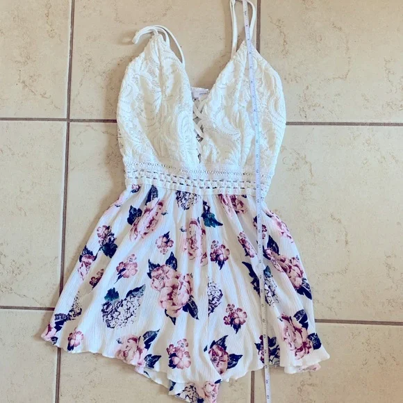 *SOLD ON OTHER SITE* Streetwear Society Floral Romper Size Medium - Picture 1 of 12